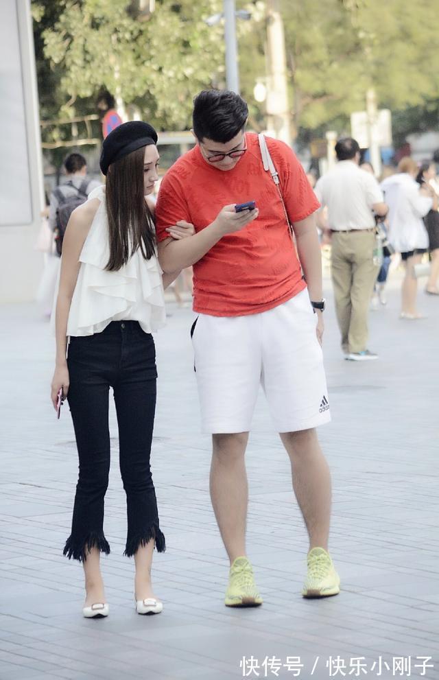 小姐姐 小姐姐脚上搭配的是一双红色尖头皮鞋很，看上去优雅又时尚