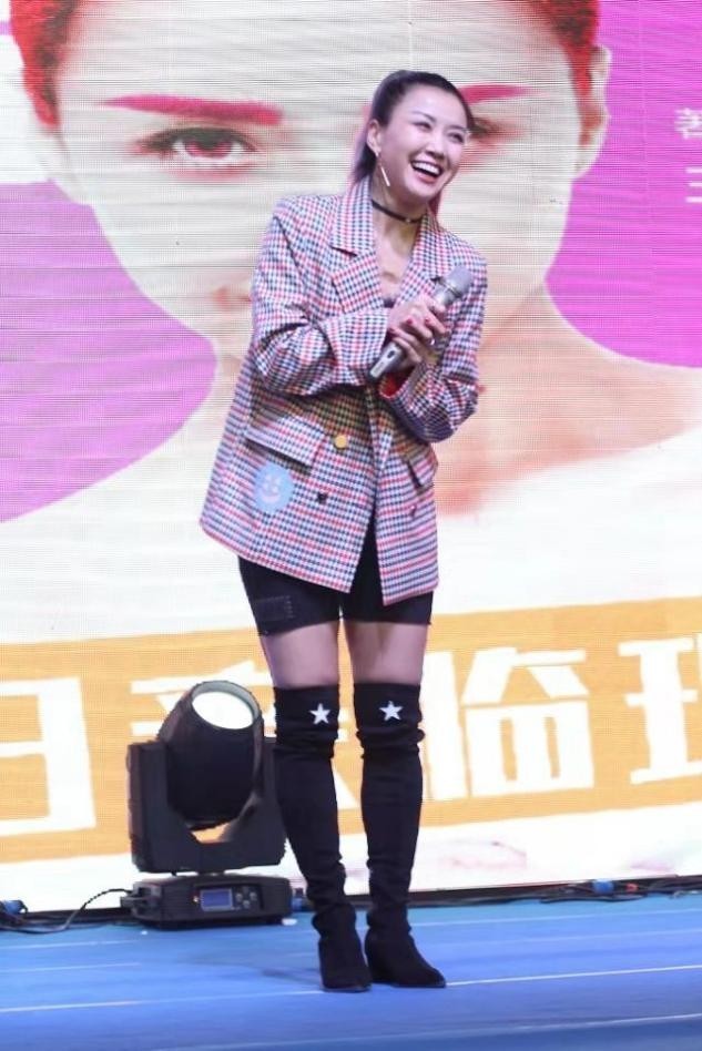 搭配 王蓉罕见出席活动胖变样,穿长筒靴大象腿勒出痕,胖后颜值却高了