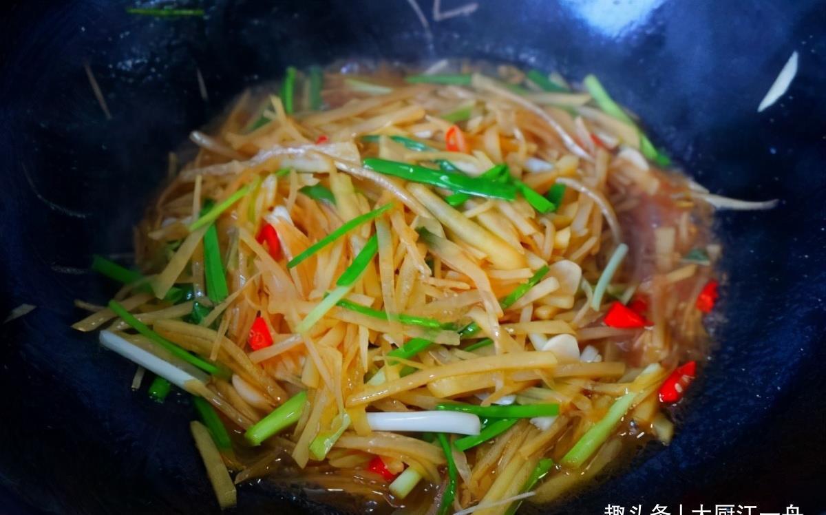 炒土豆丝,什么时候放醋很关键,大厨教你一招,随便炒都爽脆好吃