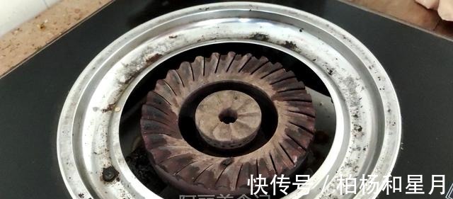 开支|今天才知道，把白醋倒在燃气灶上，一年省出好几百开支，方便实用！