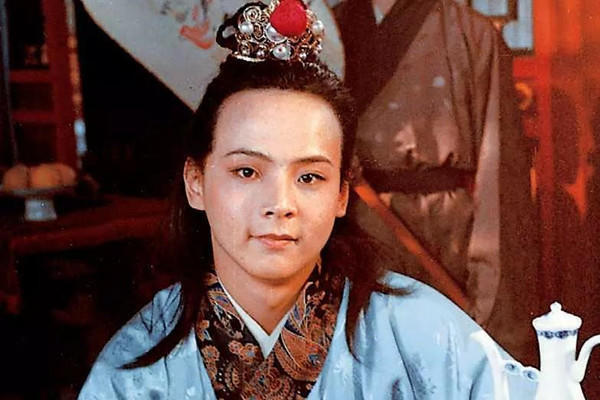 宝钗!宝玉被打卧床,为何林黛玉只站在花阴下张望,看紫檀堡是啥地方?