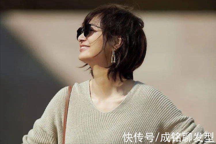 发色 富冈佳子不仅穿搭出众,她的慵懒风微卷短发,就连年轻人都喜欢