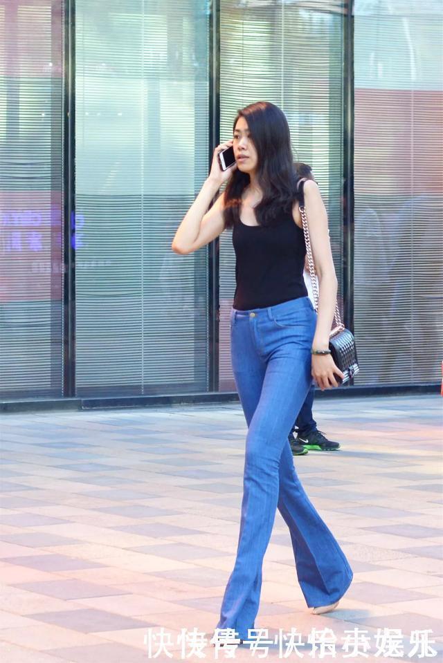 街拍美女脚上搭配一双交叉绑带的高跟凉鞋,显得特别的清爽