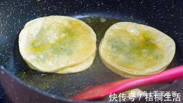 搅拌均匀|早餐别吃包子馒头了，1块钱饺子皮，5种巧用，美味解馋，孩子最爱