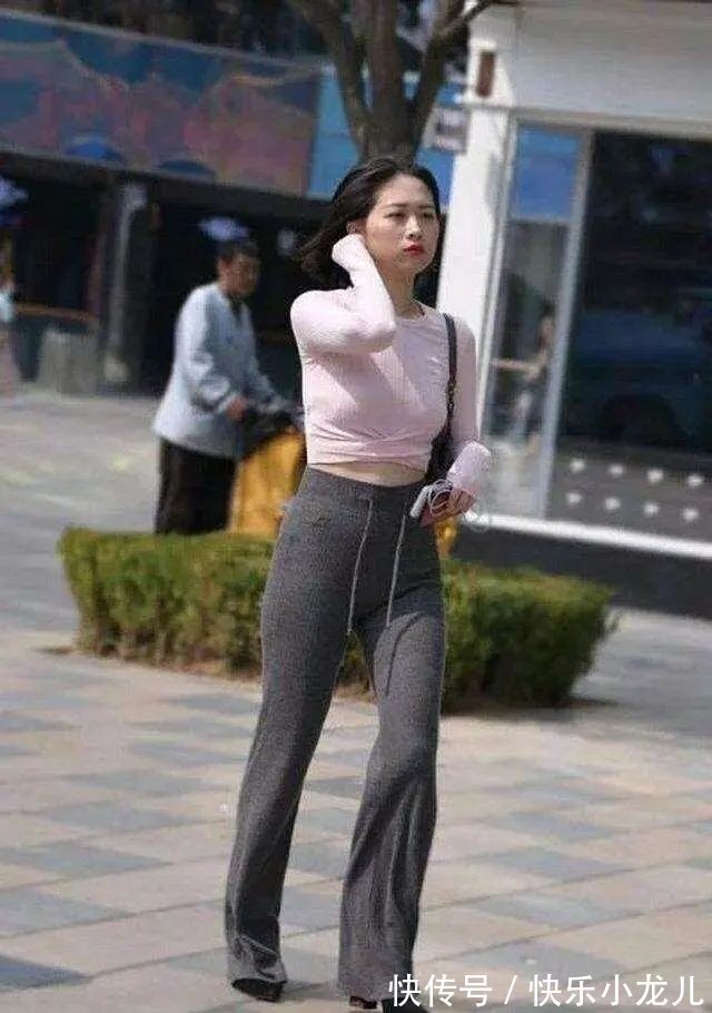 蕾丝 黑色V领短袖搭配灰色打底裤,叠穿方式,日常生活也能穿出时尚感