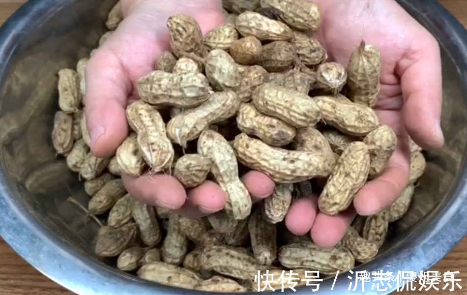 水煮花生时，不可直接盐水煮！老农民教你1招，吃着跟肉一样好吃