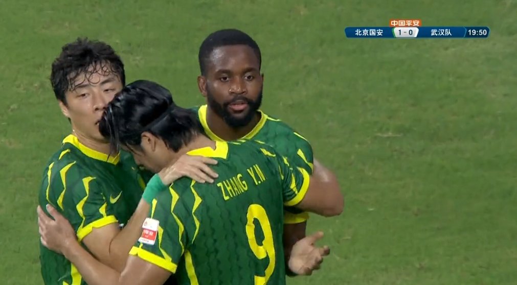 北京国安队|国安2-1！巴坎布双响很愉快！李霄鹏一脸懵逼，李金羽翘着二郎腿