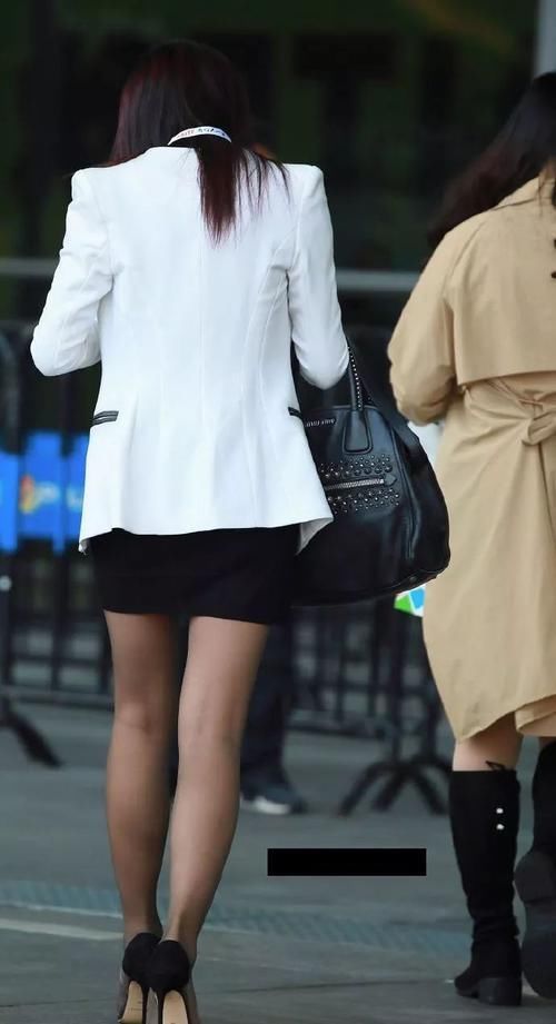 路人街拍黑白配的OL美女,黑丝高跟鞋,大秀美腿