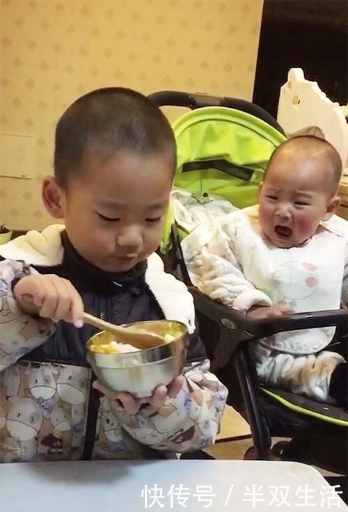 二胎政策|1岁弟弟看哥哥吃饭,馋的眼珠子快瞪出来了,弟弟给我留点
