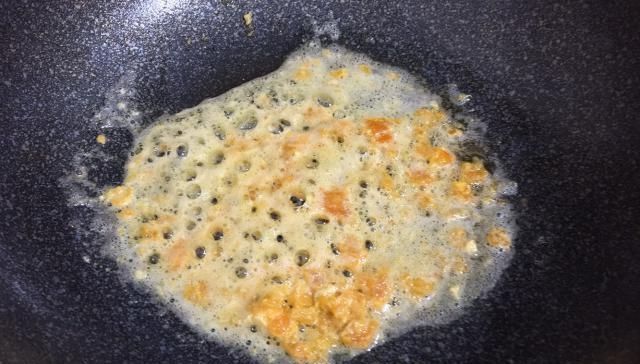 豆芽别再炒着吃加上它一起煮汤,汤汁金灿灿的,清爽口感真美味