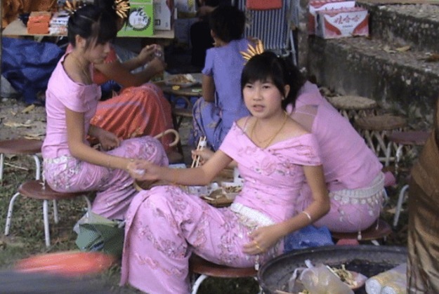 当地|在缅甸街头，很多当地女人站在路旁，她们究竟是做什么生意的