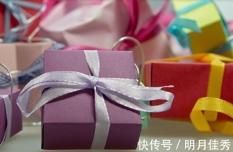 废纸|孩子幼儿园互换圣诞礼,近千元文具换回废纸人,查完价格家长傻眼