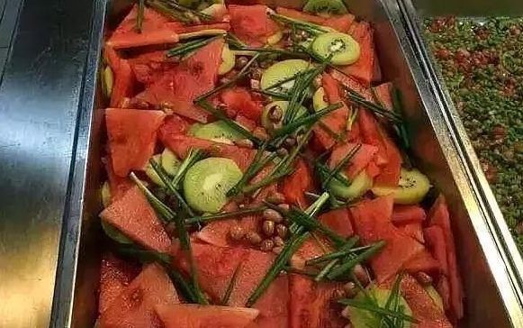 还真是让人|“免费都没人想吃”的食堂饭菜,若让你选其一,你选哪个