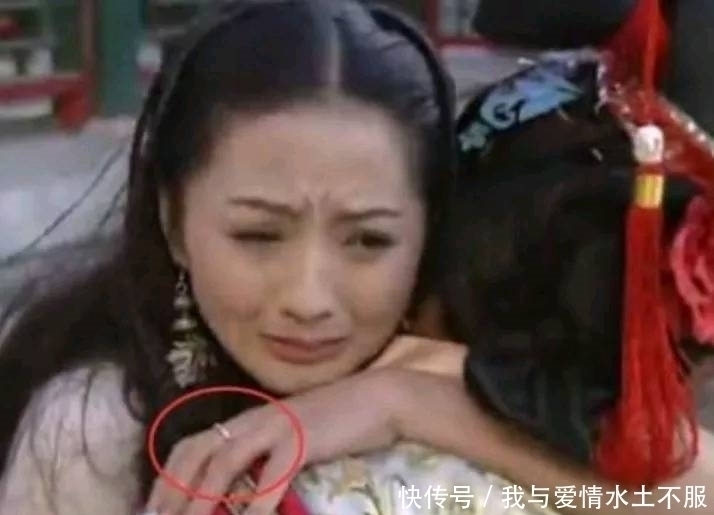 |搞笑又尴尬的穿帮，看一次笑一次，网友：导演小学没毕业