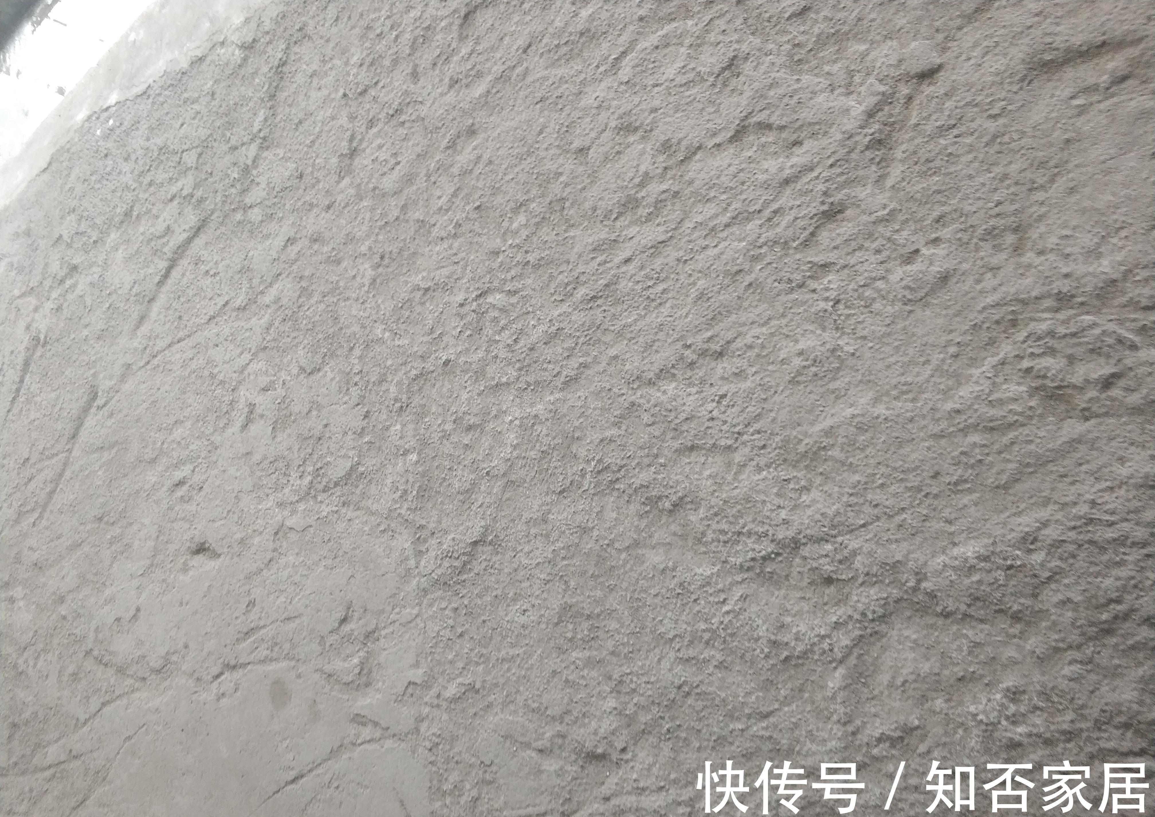 瓷砖|入住不到一年，墙砖哗哗往下掉，维修工人：施工时关键步骤忘了做
