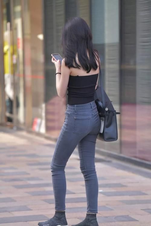 气质女生的牛仔裤穿搭,简约清爽又个性,彰显时尚品味