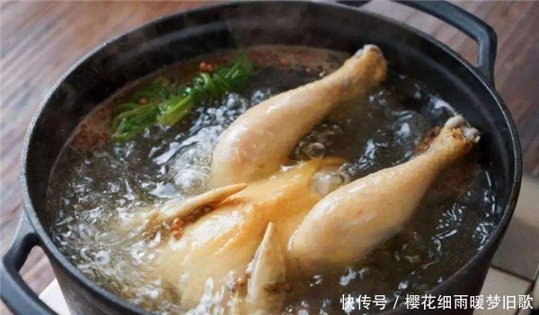 清炖鸡汤,直接炖大错特错!水中加点它,新鲜无腥味,营养少流失