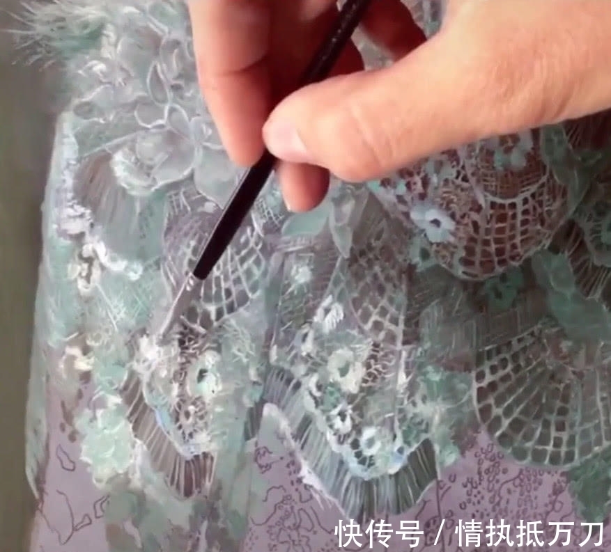 巨佬|第一眼就秀爆了,美术生巨佬画婚纱,网友:看到最后才知道是画的