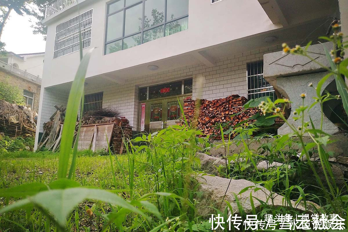 回家|山村楼房装修豪华,门前堆满柴火,2个儿子3年没回家