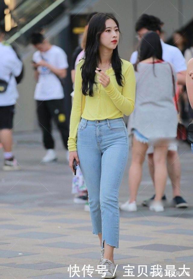 黄色针织上衣配七分牛仔裤,时尚十足,迷人中尽显优雅