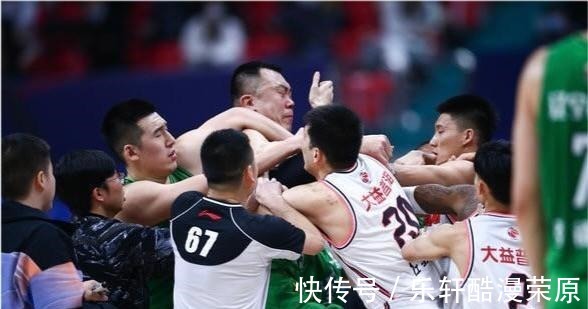 央视|央视全国直播中,韩德君威姆斯冲突被消音,易建联一举动维护两人