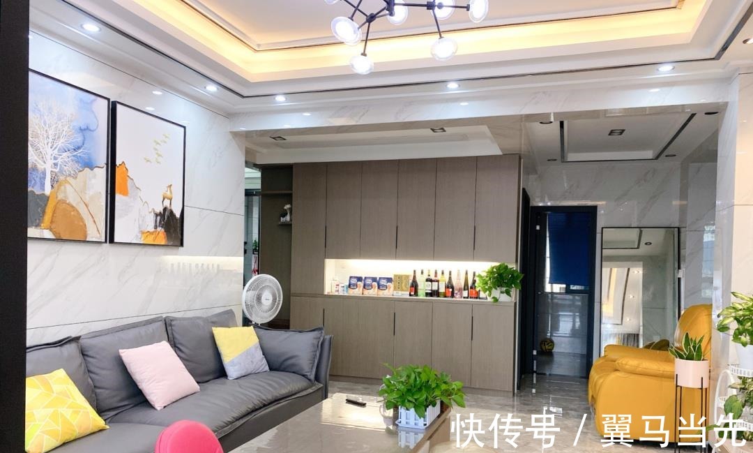 瓷砖|晒晒刚入住的新房,客餐厅瓷砖上墙大气,搭配浅灰地板特别耐脏!