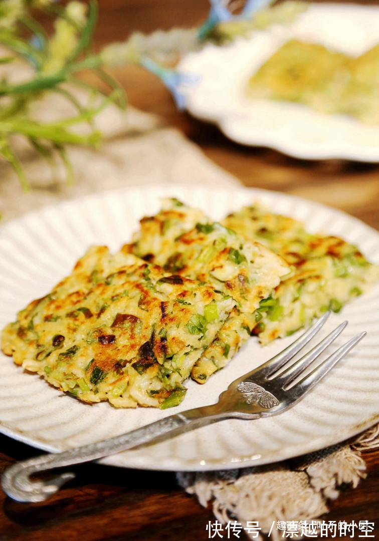 10分钟早餐快速饼两段莲藕、一把芹菜叶，味道好，营养高！