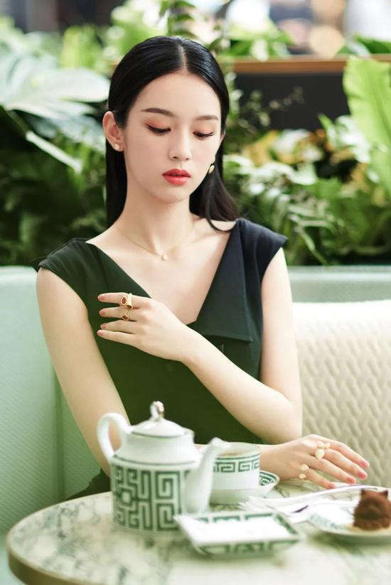 粉底|甜美“射手”周也的脸上 就没有难用的粉底吗?