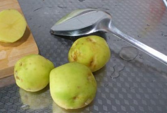 土豆发芽,吃掉还是扔掉之前做错了,快告诉家人,早知道早受益