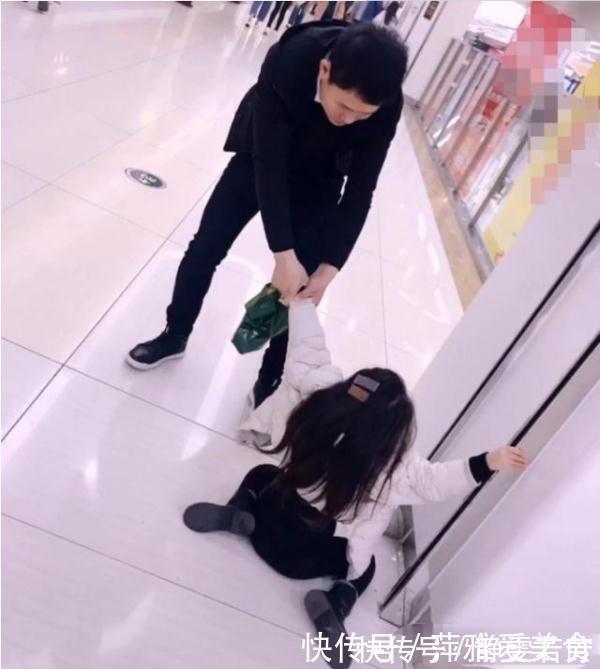 女儿奴|“女儿奴奶爸”带小情人逛街走红,两人商场里上演了拉锯战