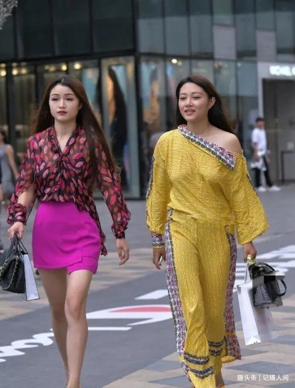 姜黄色|街拍偏爱个性穿搭的女生,姜黄色阔腿裤套装,美的时尚又洋气
