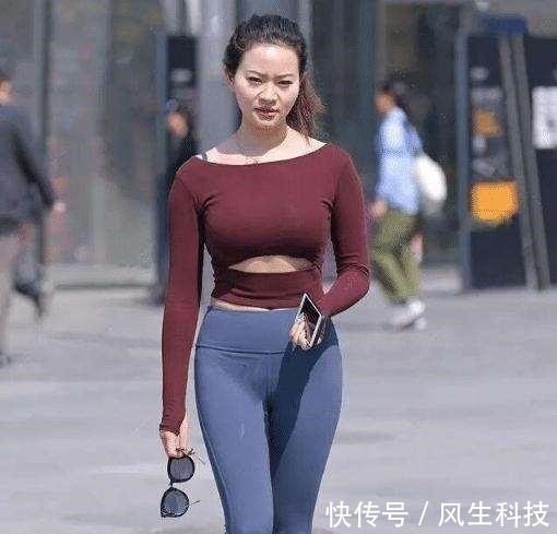 奇皇后 枣红色露脐长袖搭配雾霾蓝打底裤,讲究选择,有点小小的温柔!