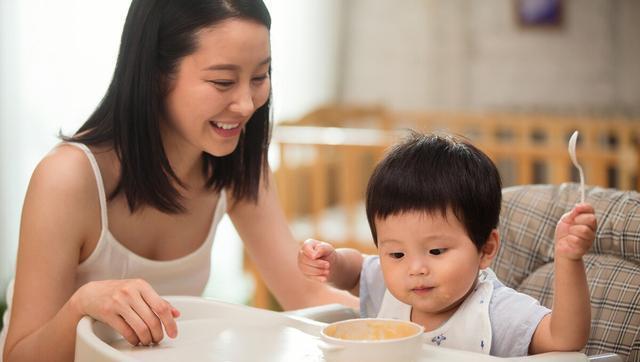 婆婆|7~9月宝宝喂养问题:怎样吃、吃多少、注意什么?新手父母要学会