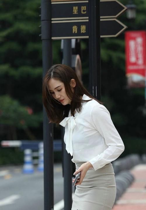 色系 白色真丝衬衫，搭配灰色包臀裙显得清新唯美，高级感十足