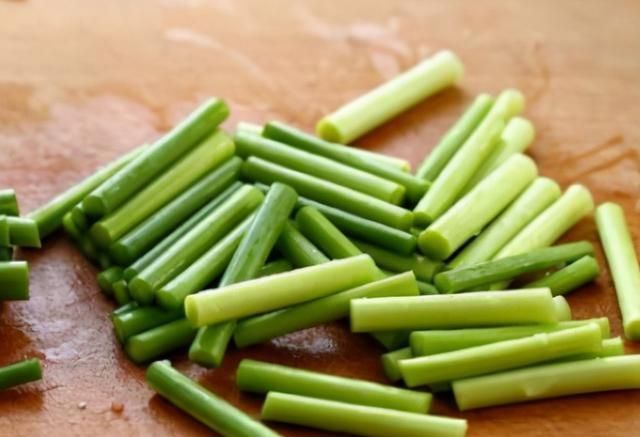 春天蒜苔最鲜嫩,简单炒一盘脆爽鲜美,3月尝鲜要抓紧,好吃