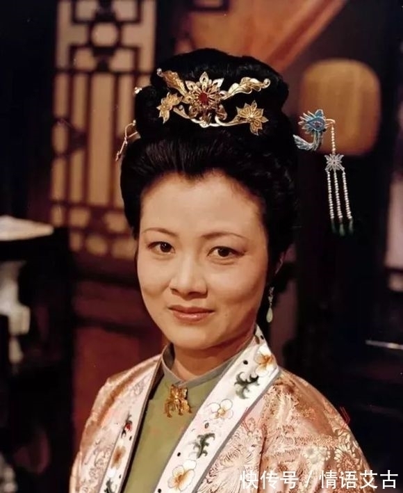 素云&贾母的饭桌上,先哭穷再怒怼,前后矛盾的鸳鸯有多少心计和势利?