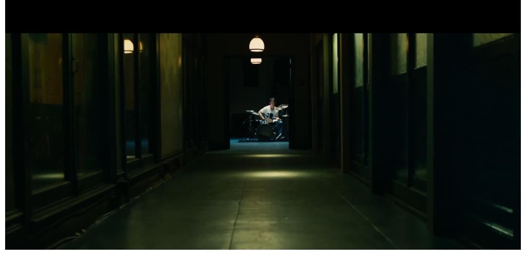 《爆裂鼓手》开场镜头，如何通过剪辑画面塑造紧张的情绪？