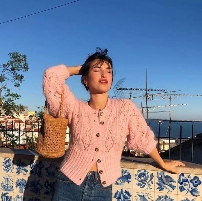 减龄 今年很流行“奶奶衫”，看似显老，穿上却很减龄，百搭不挑人