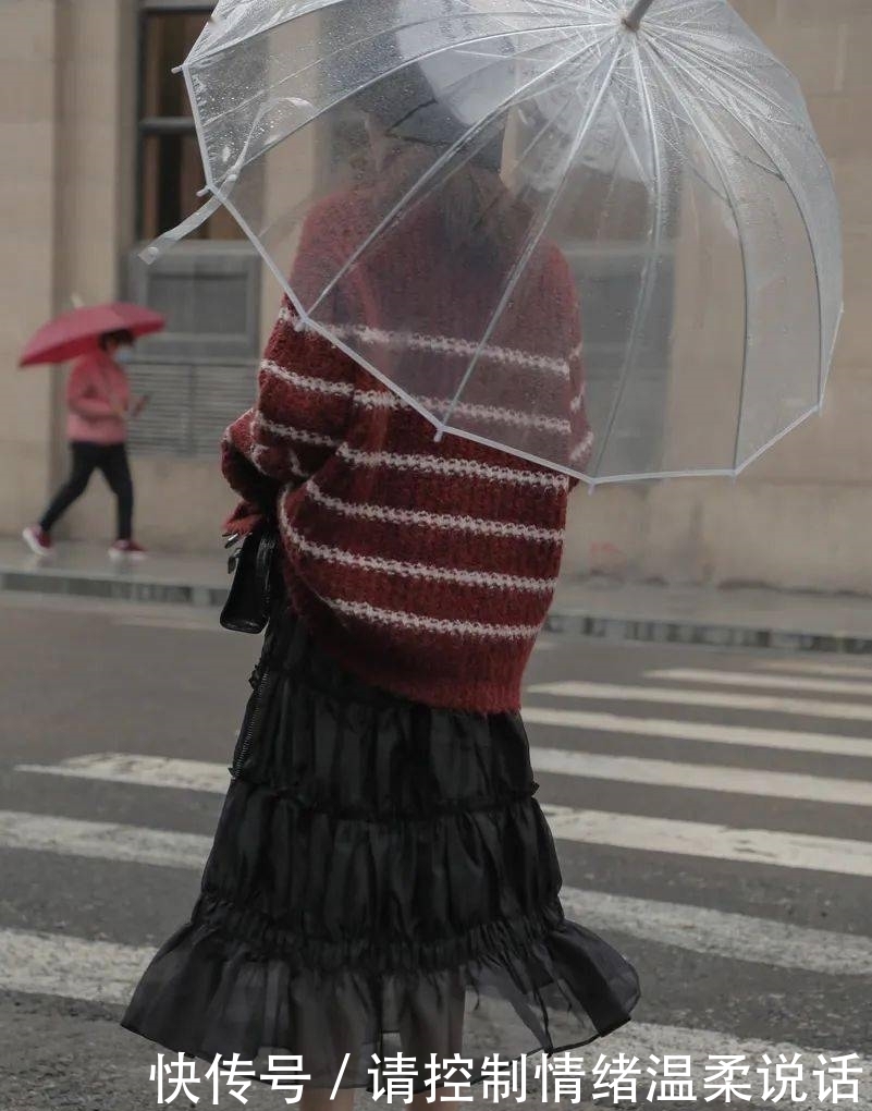 2021年第一套绝美气质穿搭:丝绒裙+毛衣!!!