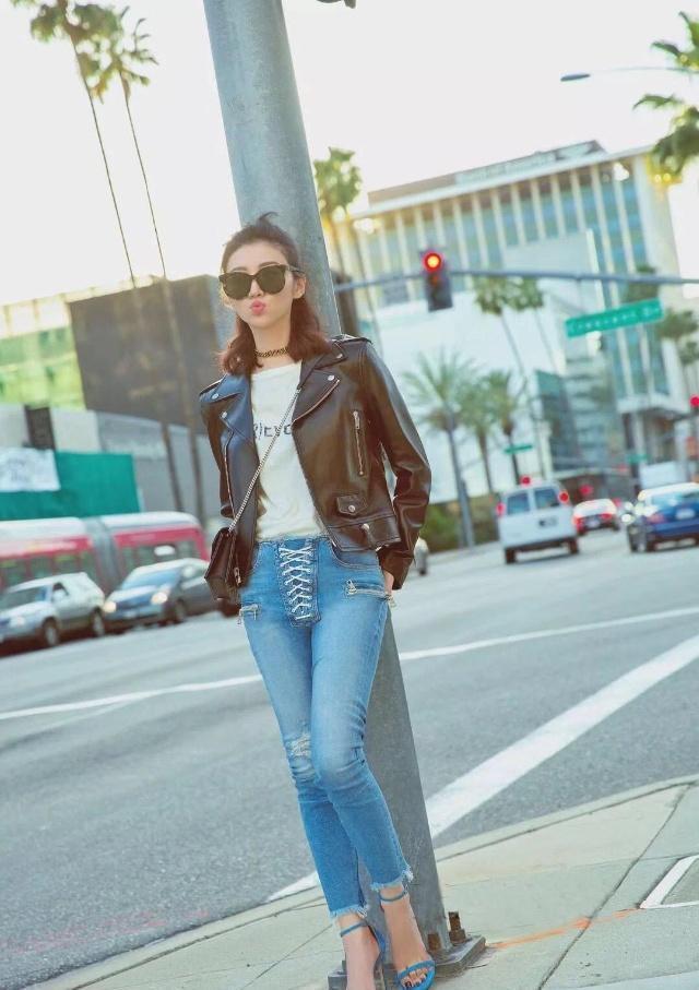 美女|身材高挑的小美女,黑色内搭+紧身牛仔裤,展现迷人气质