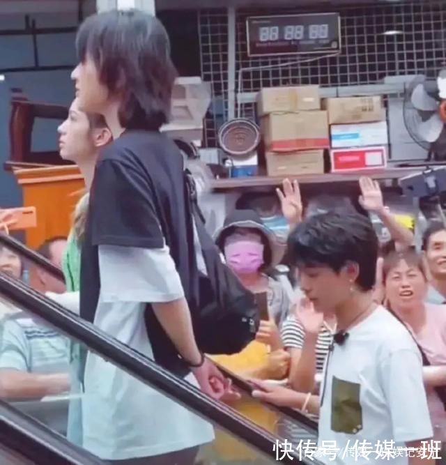 周也|“二公主”第一波热搜来袭，和周也炒姐妹情深，粉丝却争议四起?