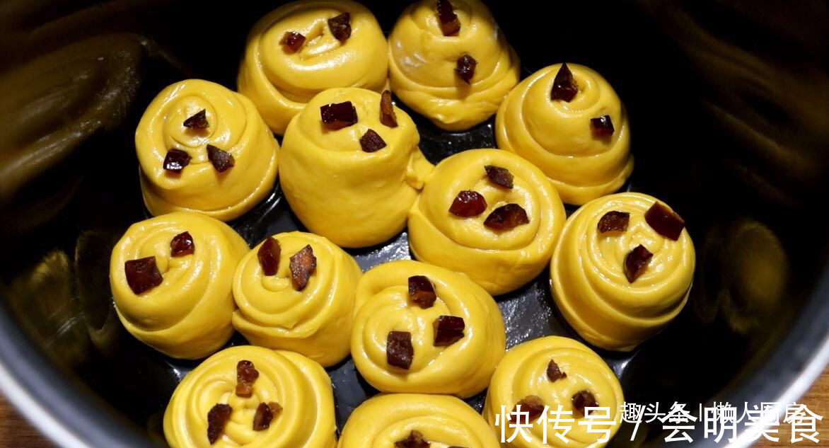 一块南瓜，一碗面粉，教你用电饭锅做好吃的南瓜花卷，比蒸的好吃