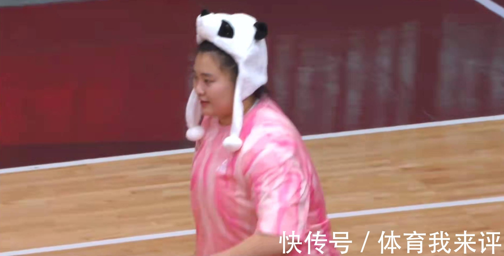 WCBA全明星:30人舞蹈大联欢,女版奥尼尔位居C位,李梦高颜值