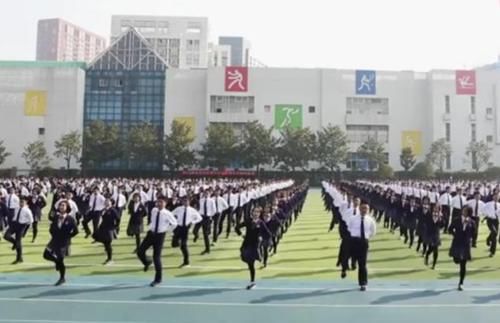 广播体操现在开始，原地踏步走……