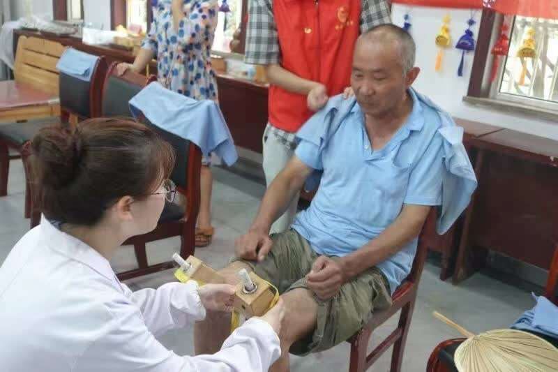 义诊|安徽中医药大学青年师生送健康知识到基层