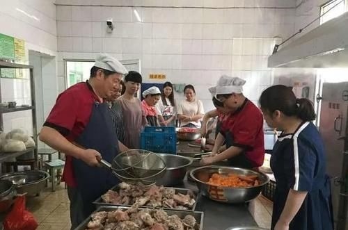 伙食费|交着幼儿园天价伙食费，孩子却吃着汤泡饭，宝妈：钱都花哪去了？