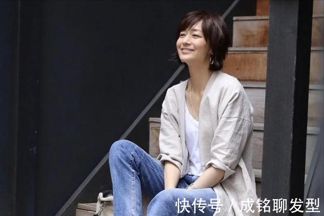 富冈佳子|富冈佳子不仅穿搭出众，她的慵懒风微卷短发，就连年轻人都喜欢