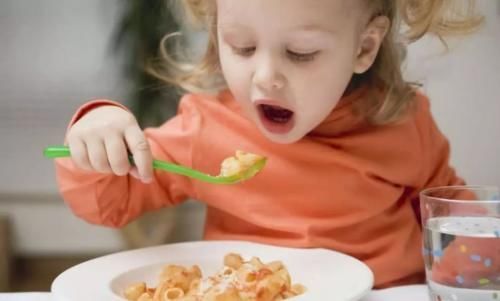 面条|妈妈给娃做的饭VS奶奶给娃做的饭，娃：米汤面条鸡蛋，我吃够了