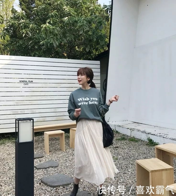 卫衣+半裙=早春最火混搭套路,时髦又有女人味!!
