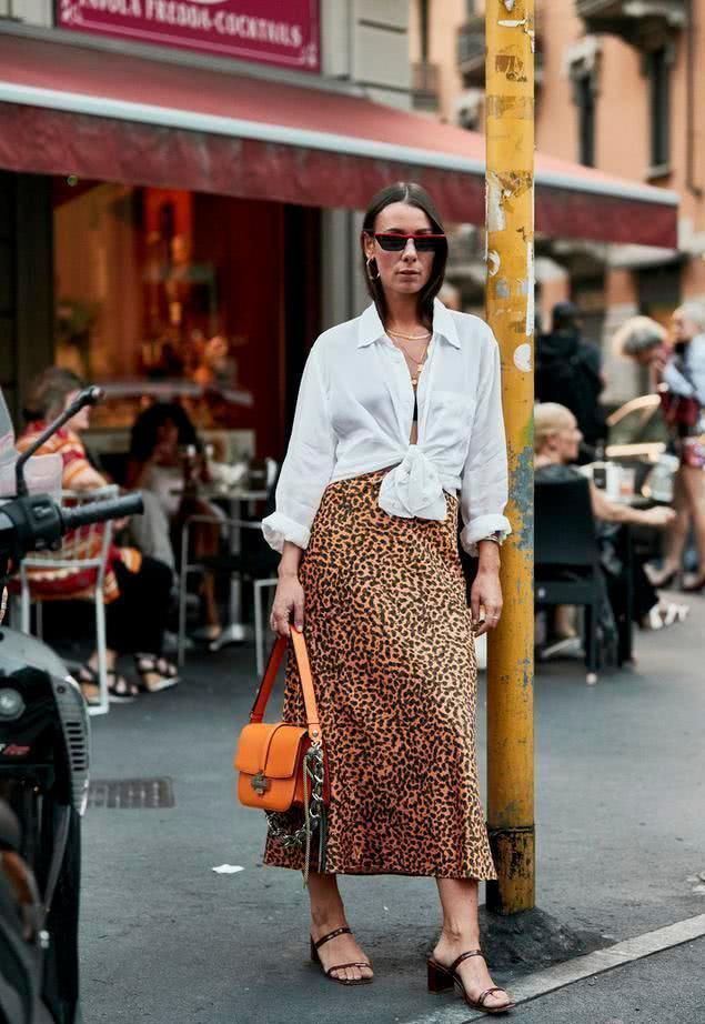 穿着|别总穿一字带凉鞋,今夏流行这些“双带”凉鞋,时髦洋气又舒适